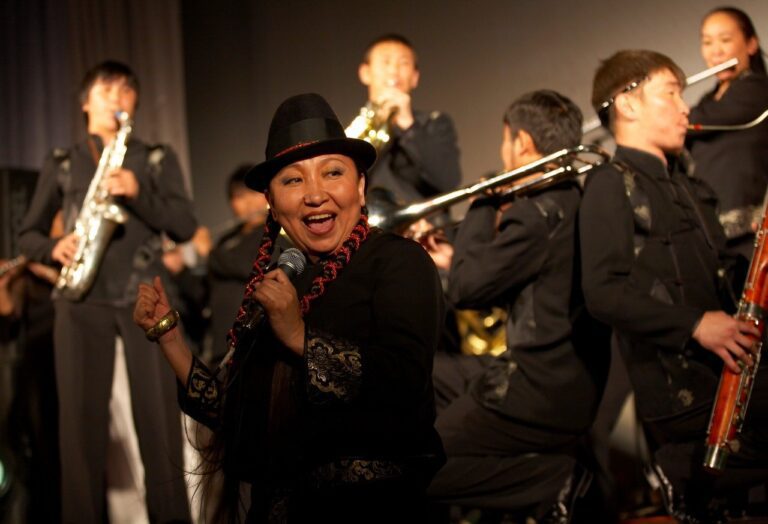 l-5515-duhovoy-orkestr-pravitelstva-respubliki-tyiva-vyistupit-v-abakane-s-shou-tantsuyuschiy-orkestr